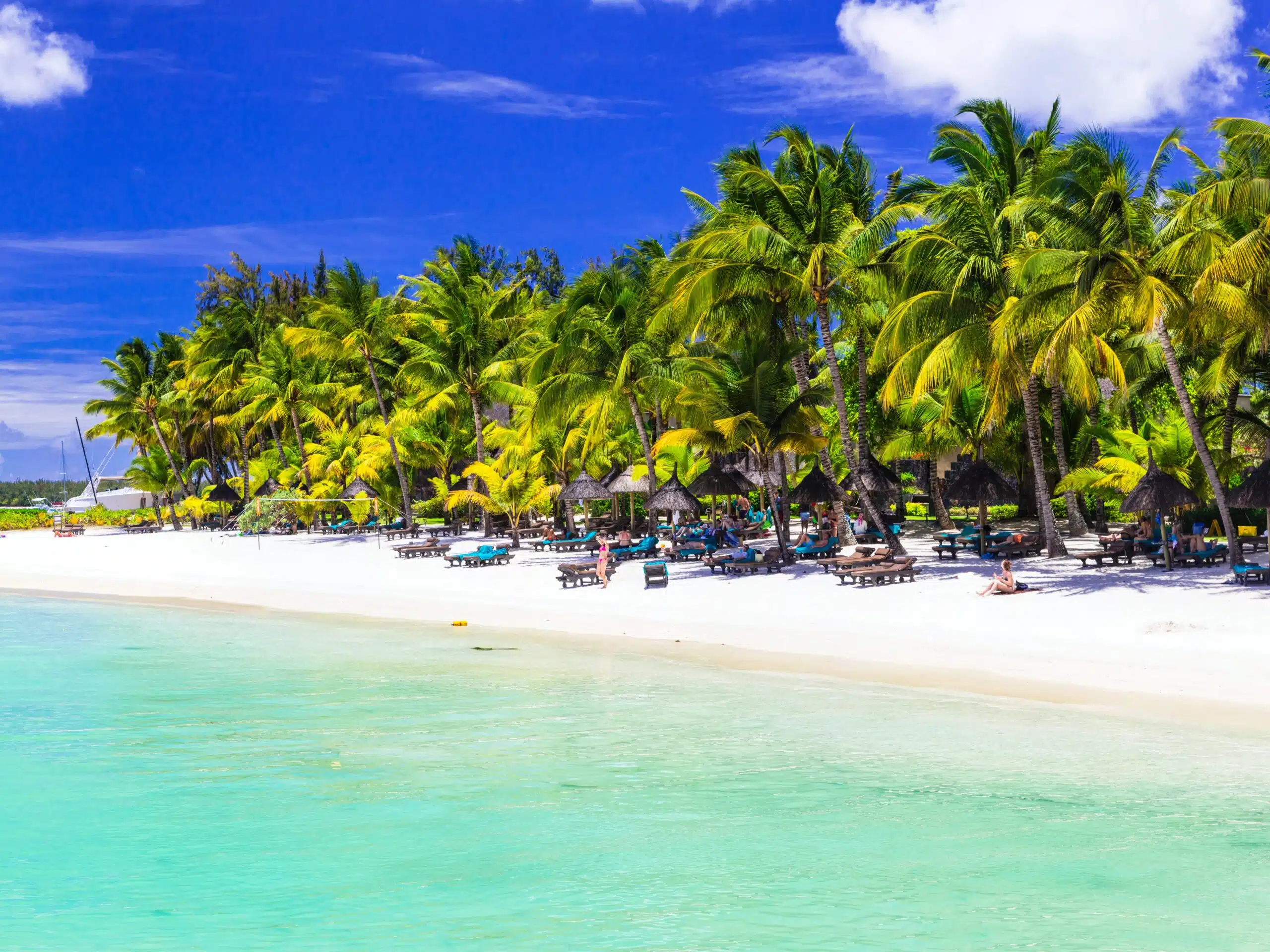 Hagelwitte stranden en turquoise zee